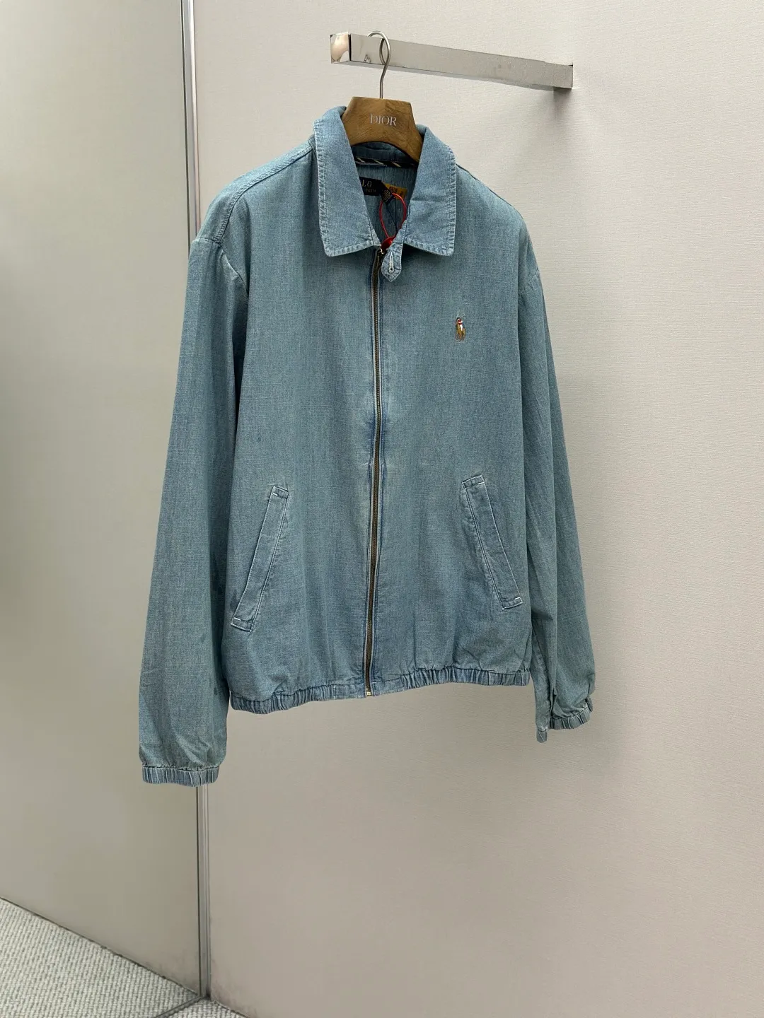 P490 Ralph Lauren colorful embroidered denim jacket. Custom dyed cloud-like plain cotton denim. Soft and silky. Comfortable and close to the skin. Mist-like indigo. A denim poem dyed with time. The exquisite colorful pony logo on the left chest jumps into indigo. It is highly recognizable. It brings an atmosphere of freedom and vitality. A symphony of pure and smart colors. The neckline is neatly folded. The details that are captured at a glance are critical. Reconstruct the classic with a neat version. Even walking with a designed sense of calmness. Process 1: Using imported machine embroidery technology, using advanced computer control systems and precision mechanical components to achieve colorful pony embroidery operations with high precision and smooth and delicate lines. Process 2: Template machine bag opening. The preset template guides the position, shape and size of the bag opening. The accuracy ensures the quality of the bag opening effect. Process 3: The hem is made in one go using a three-needle waist-drawing machine. The machine's special needle position and feeding mechanism are used. The elastic band and the fabric are sewn together in the same process. The three-needle design is stronger and can evenly distribute pressure to ensure that the elastic band and the fabric are closely adhered. Process 4: Use the washing and frying process. Prioritize the special desizing agent. Then soak the fabric in it and evenly starch it. After desizing, finally rinse. The workmanship is extremely complex and the loss is high. Accessories: Customized Ralph Lauren engraved buckle. Customized Ralph Lauren bronze zipper. Customized Ralph Lauren trademark. Version: Fitted fit Sizes: S M L XL